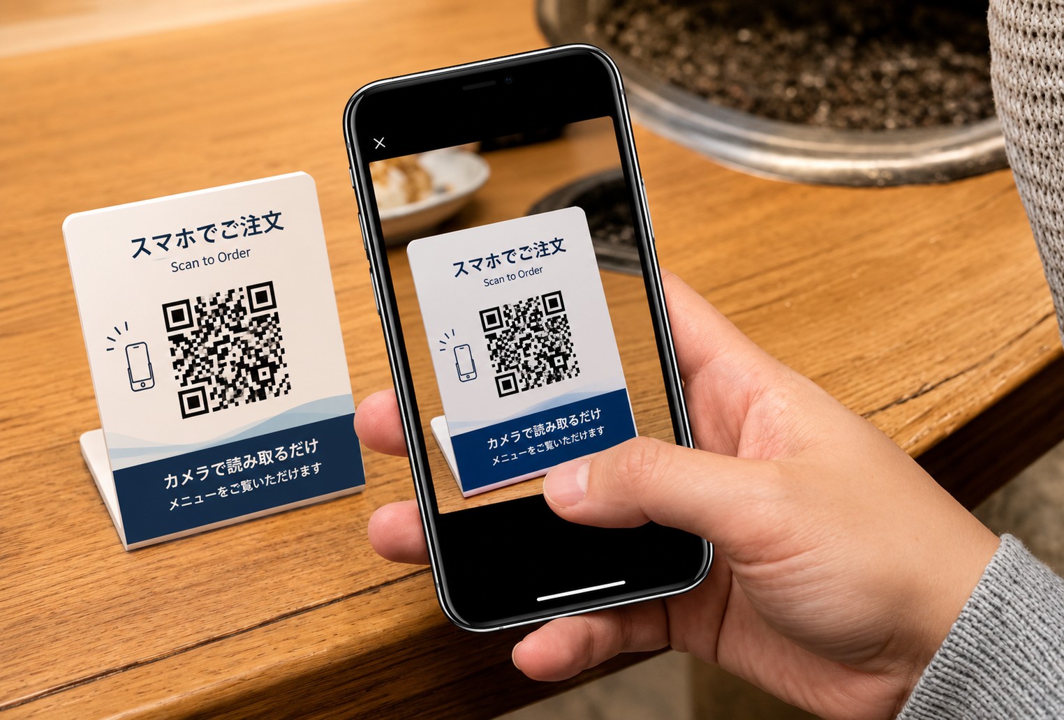 卓上のQRコードをスマホで読み取って注文する様子