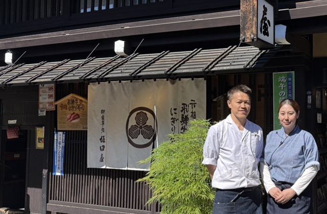 御食事処 坂口屋の店頭に立つご夫妻（岐阜県高山市）