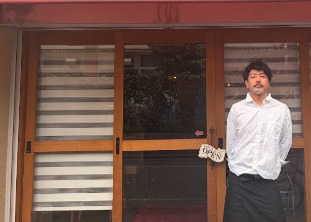 たくみろまん亭YAMASHOの店頭に立つ店主（東京都北区）